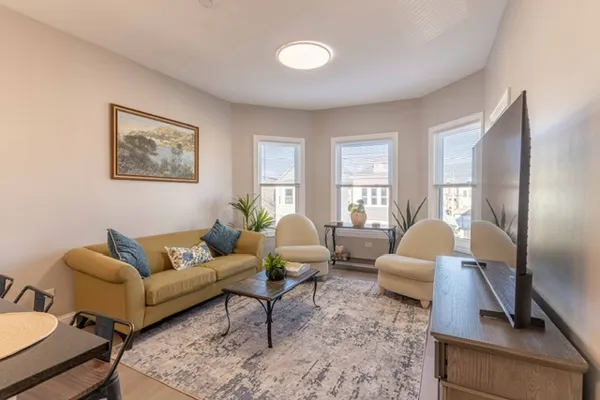 $2,975 | 3049 North Avers Avenue, Unit 2, Chicago, IL 60618