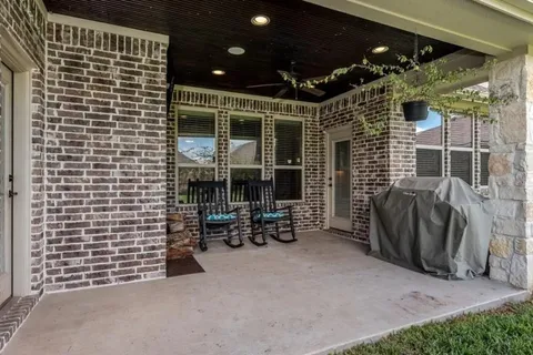 a view of sitting area with furniture