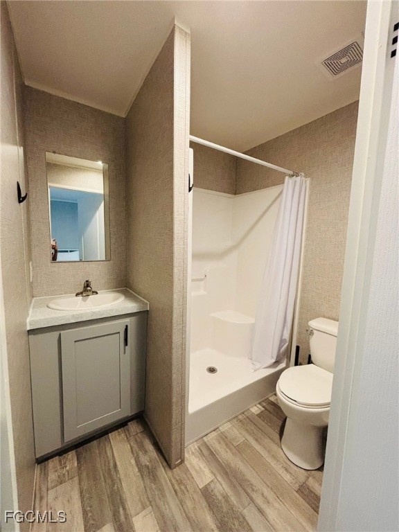 545 South Estribo Street Clewiston, FL 33440 - Photo 11 of 13 a bathroom with a sink toilet and shower