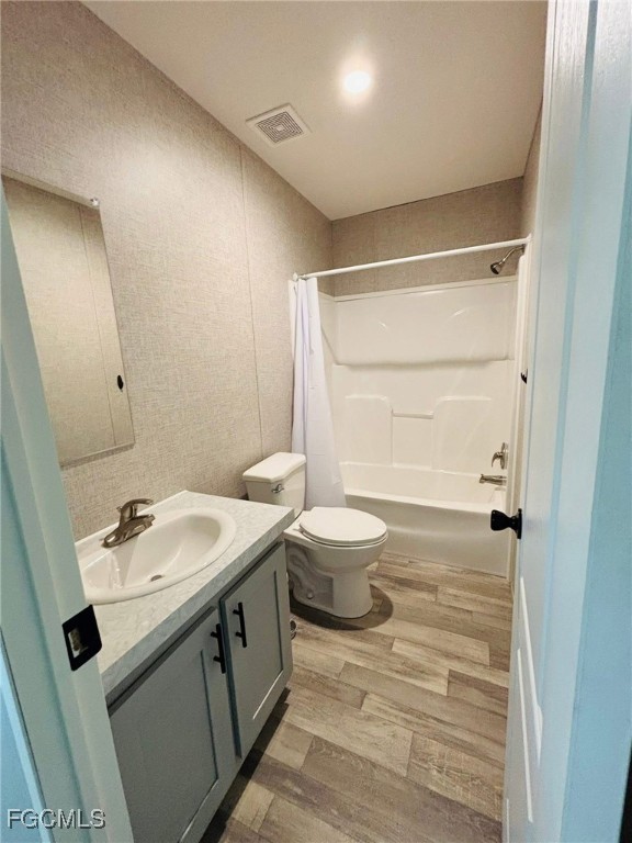 545 South Estribo Street Clewiston, FL 33440 - Photo 9 of 13 a bathroom with a sink a toilet and shower