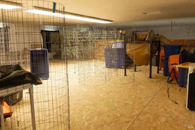 a view of entryway with outdoor seating