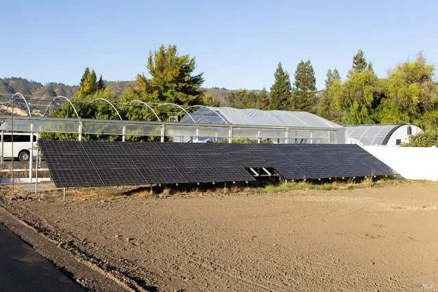 a view of a house with backyard