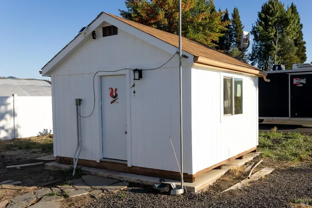 a view of a small house with yard