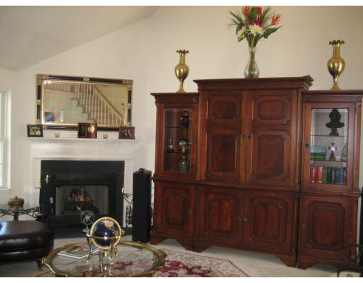 4 Pondview Drive, Unit B Sutton, MA 01590 - Photo 3 of 13 Gallery Image 3