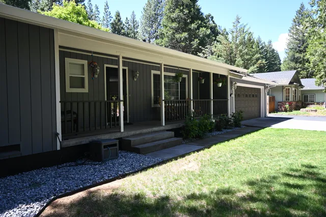 a view of a house with backyard and porch