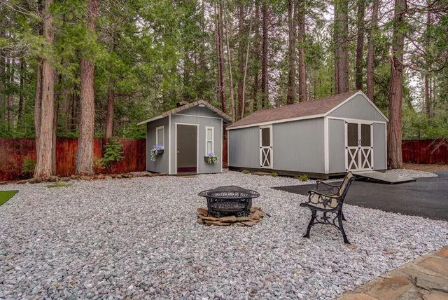 a view of a house with backyard