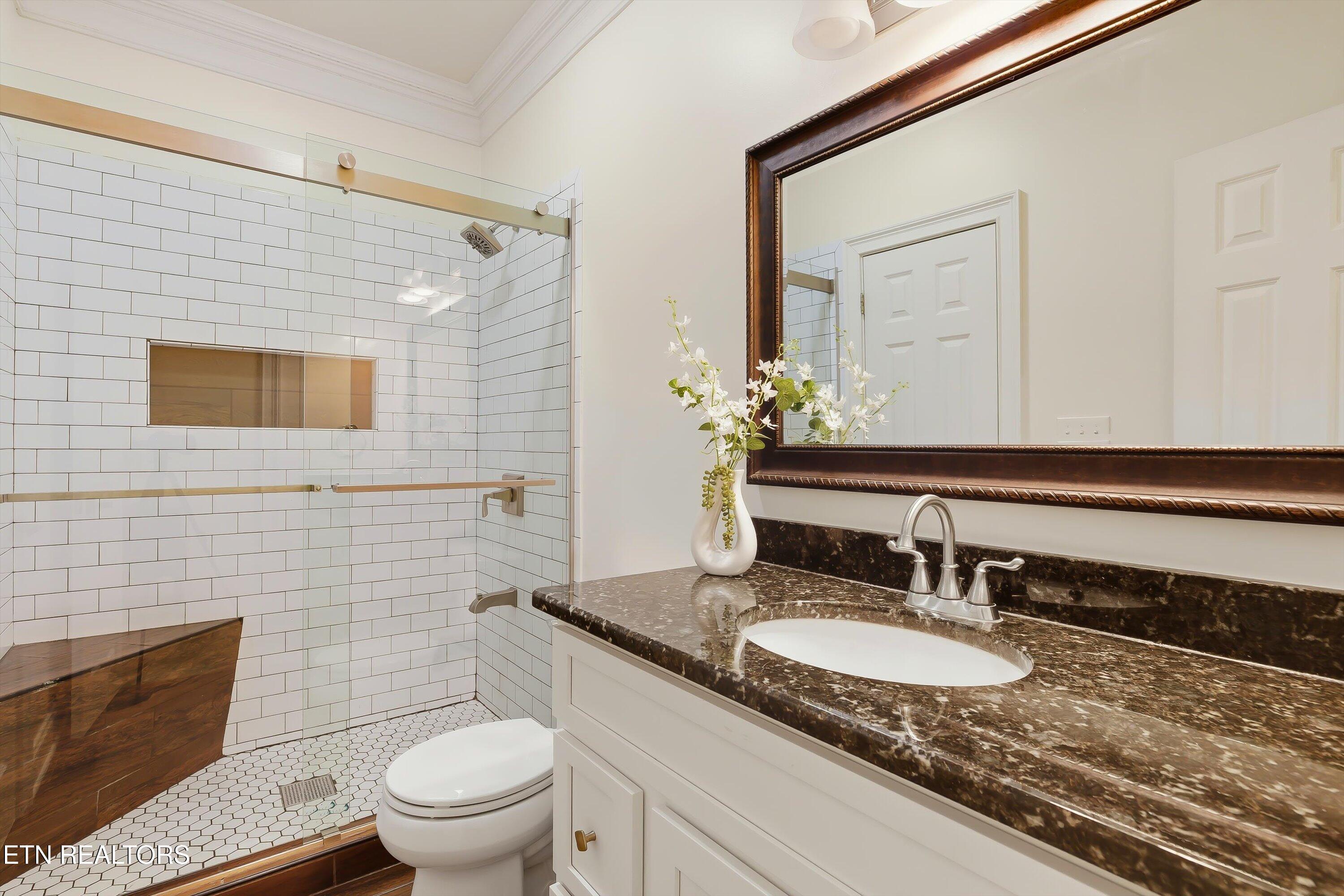 10 Rockingham Road Oak Ridge, TN 37830 - Photo 11 of 31 Bathroom 2