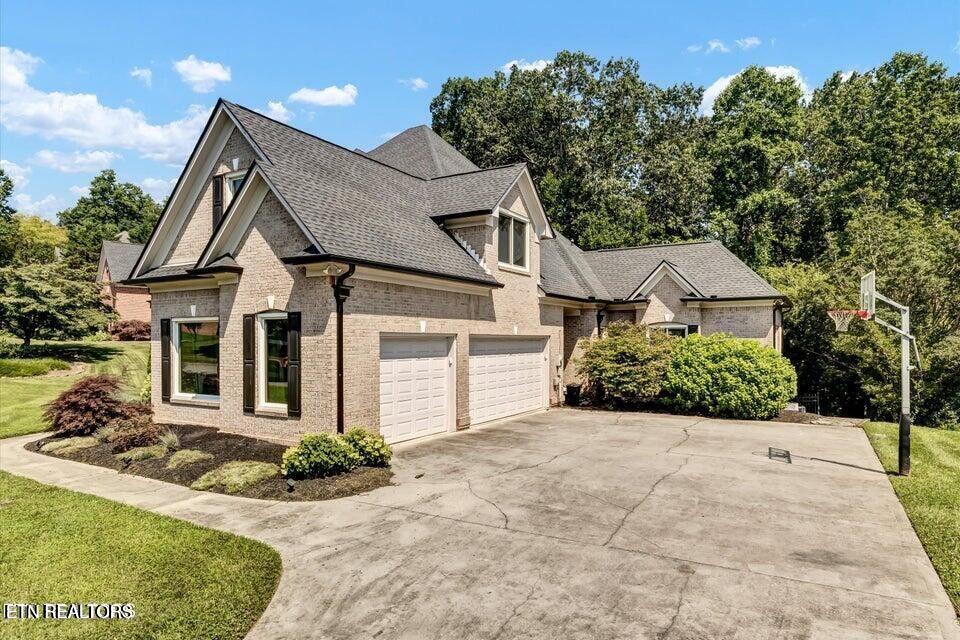 3 car garage/level large driveway