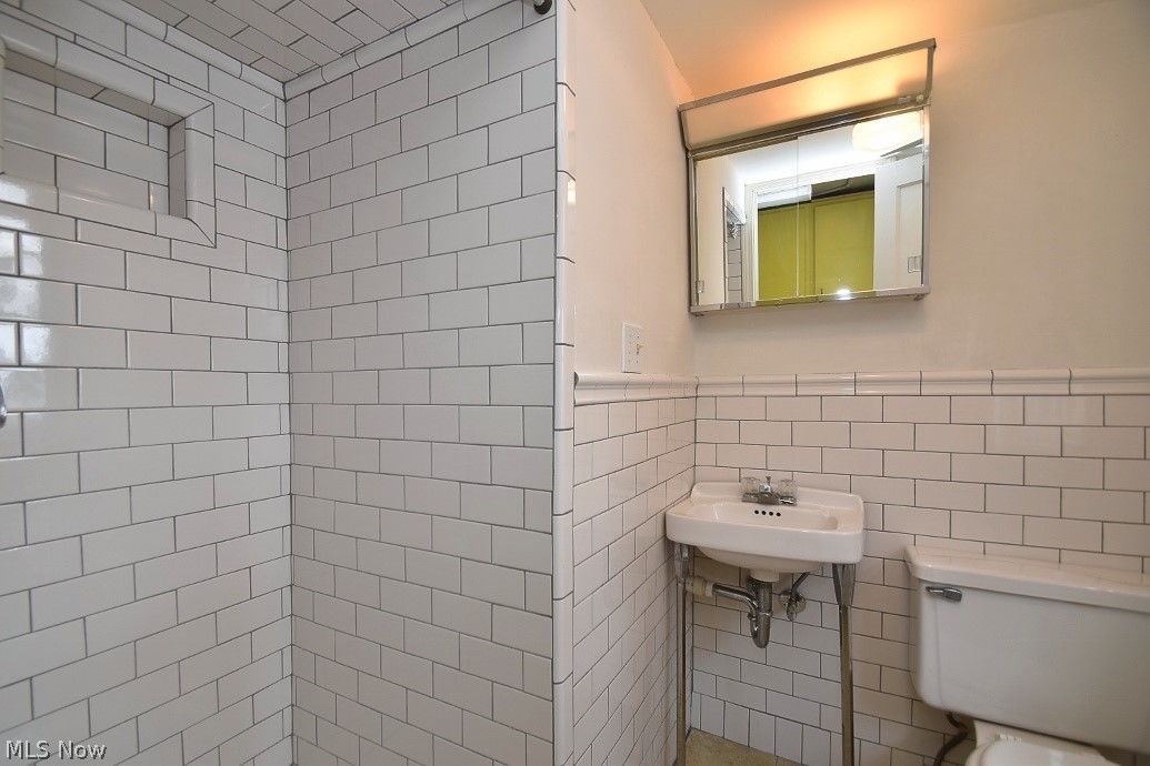 2401 Overlook Road Cleveland, OH 44106 - Photo 13 of 32 1st Floor Full Bath