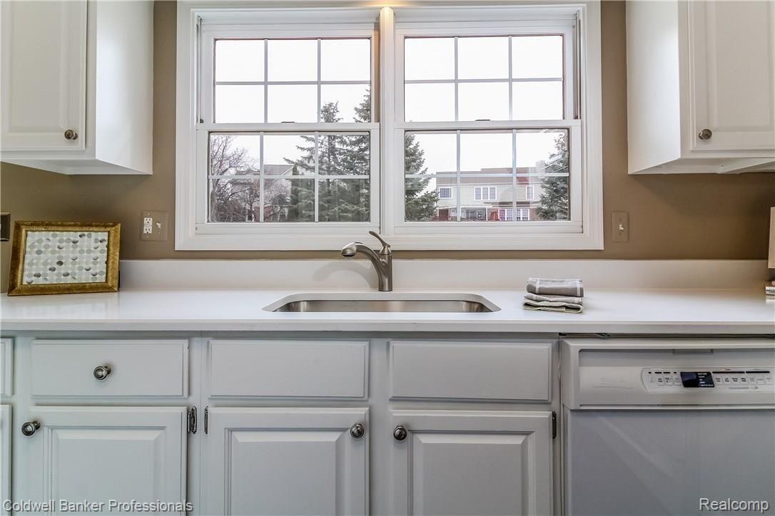 1702 Hillcrest Drive Rochester, MI 48306 - Photo 18 of 39 018-Sunny_Window_Overlooks_Yard-5556634-large.jpg