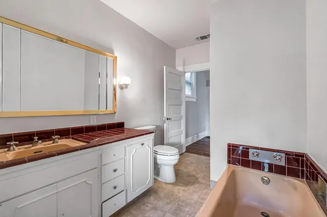 a view of a backyard