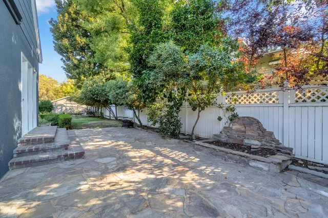 a view of a pathway both side of a building