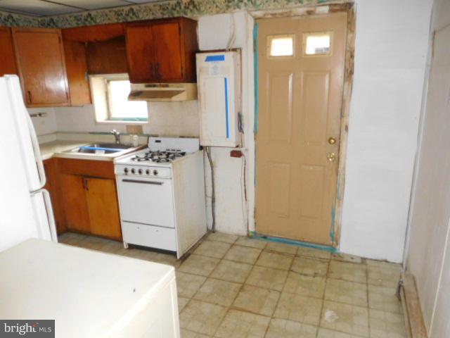 450 Roundview Road Baltimore, MD 21225 - Photo 4 of 9 Kitchen 2