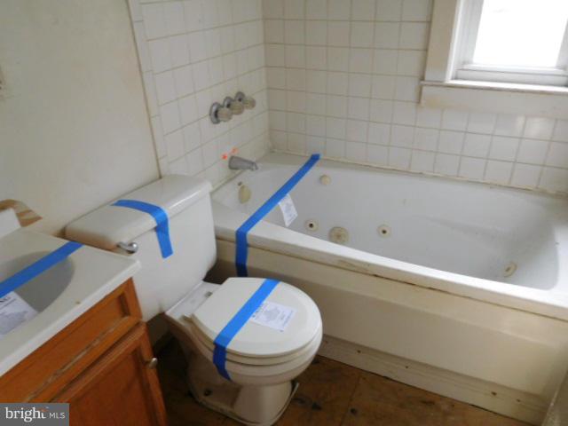450 Roundview Road Baltimore, MD 21225 - Photo 7 of 9 Bath