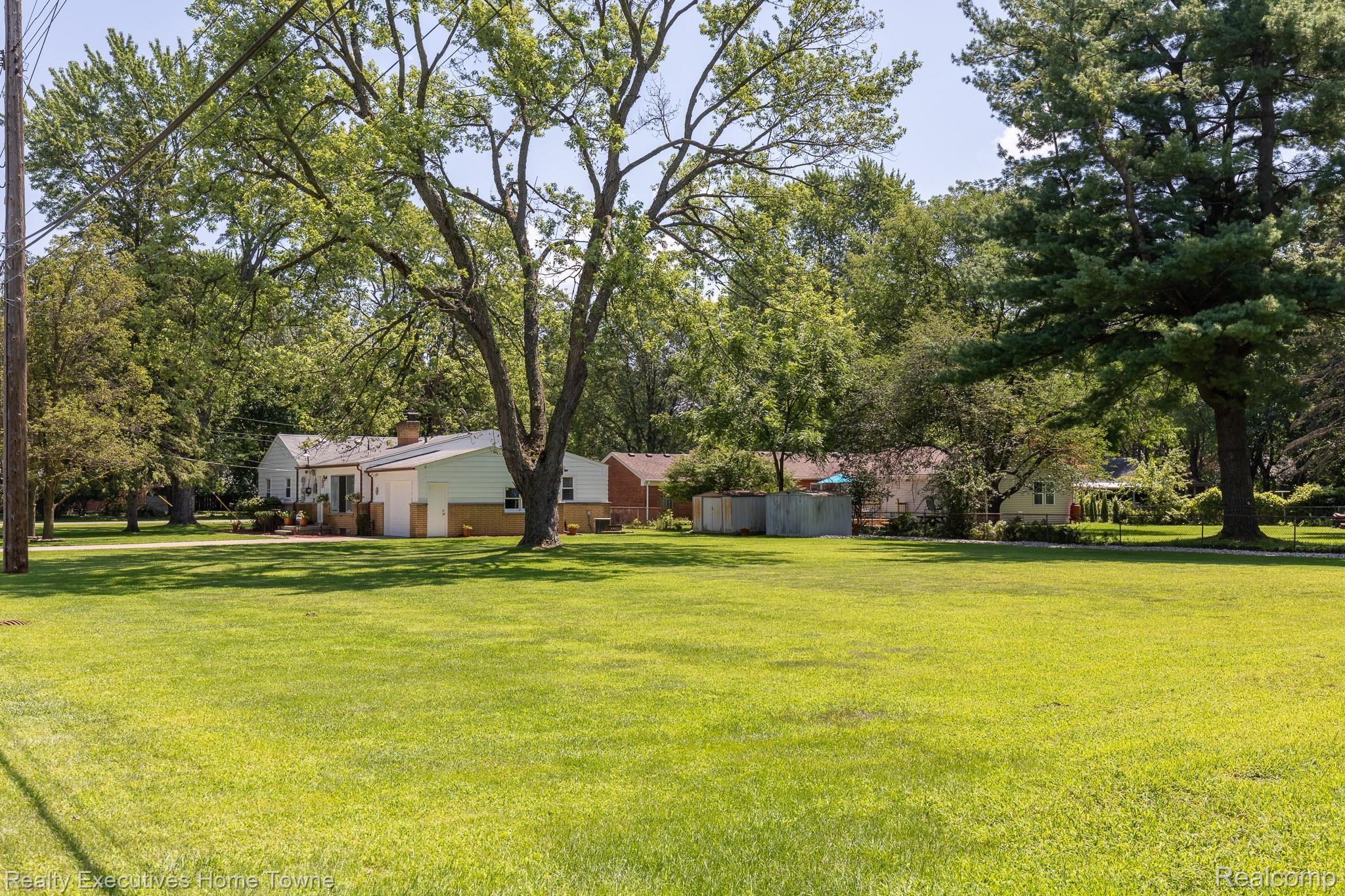 22365 Berg Road Southfield, MI 48033 - Photo 3 of 34 22365 Berg-03.jpg