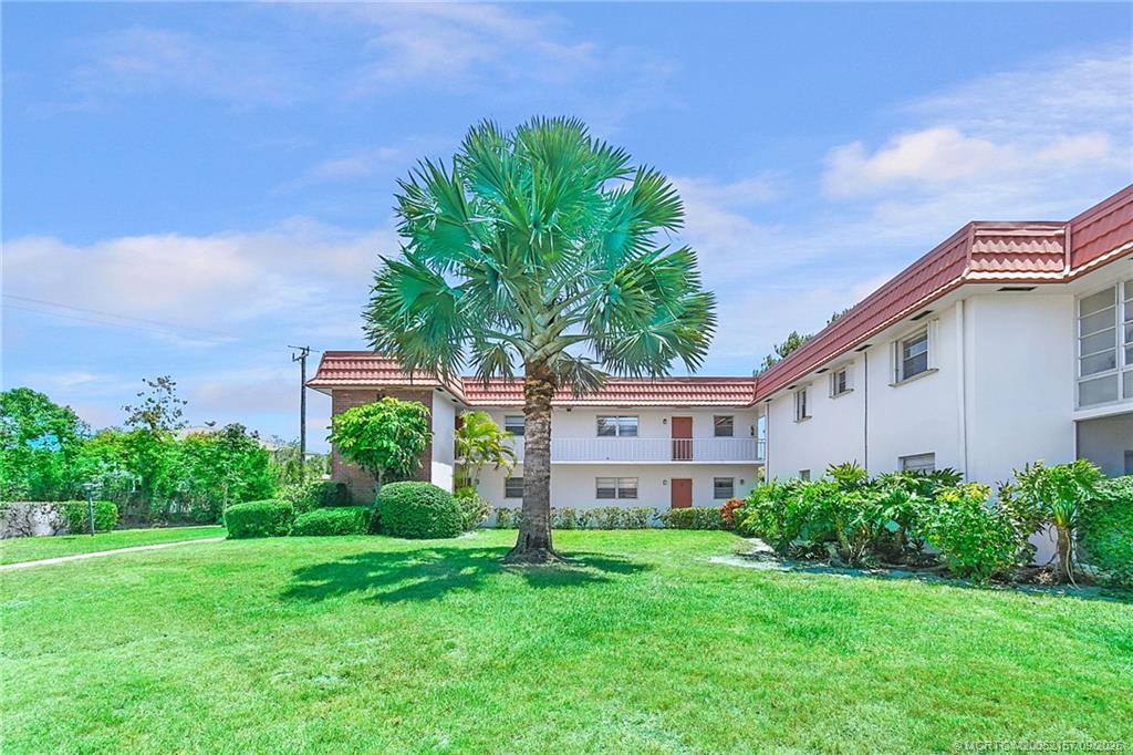 2600 Southeast Ocean Boulevard, Unit H15 Stuart, FL 34996 - Photo 2 of 27 a view of a house with backyard and garden