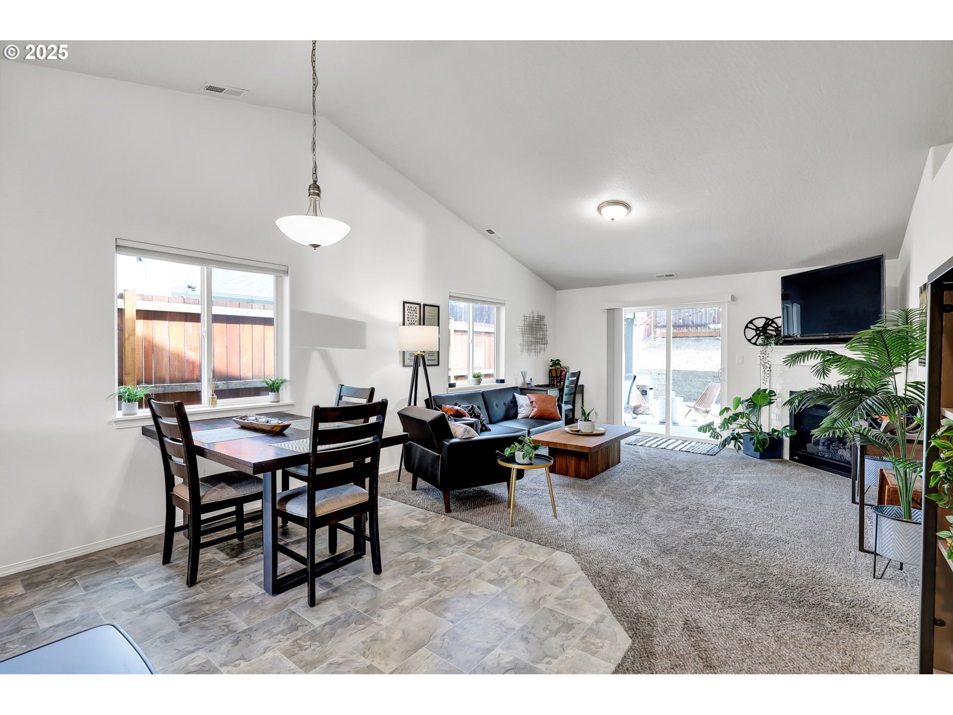 2057 South 59th Street Springfield, OR 97478 - Photo 7 of 28 a living room with furniture potted plant and a window