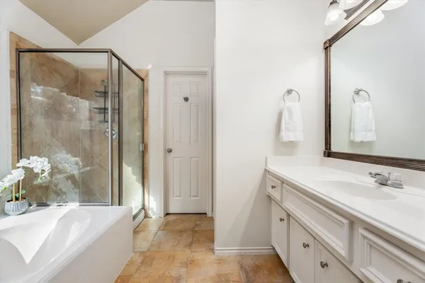 a view of an empty room with a ceiling fan