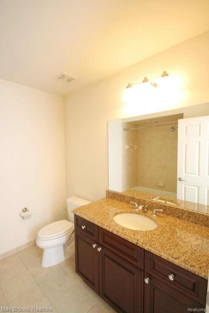2740 Castlemartin Court Rochester, MI 48306 - Photo 17 of 25 IMG_6883.jpg