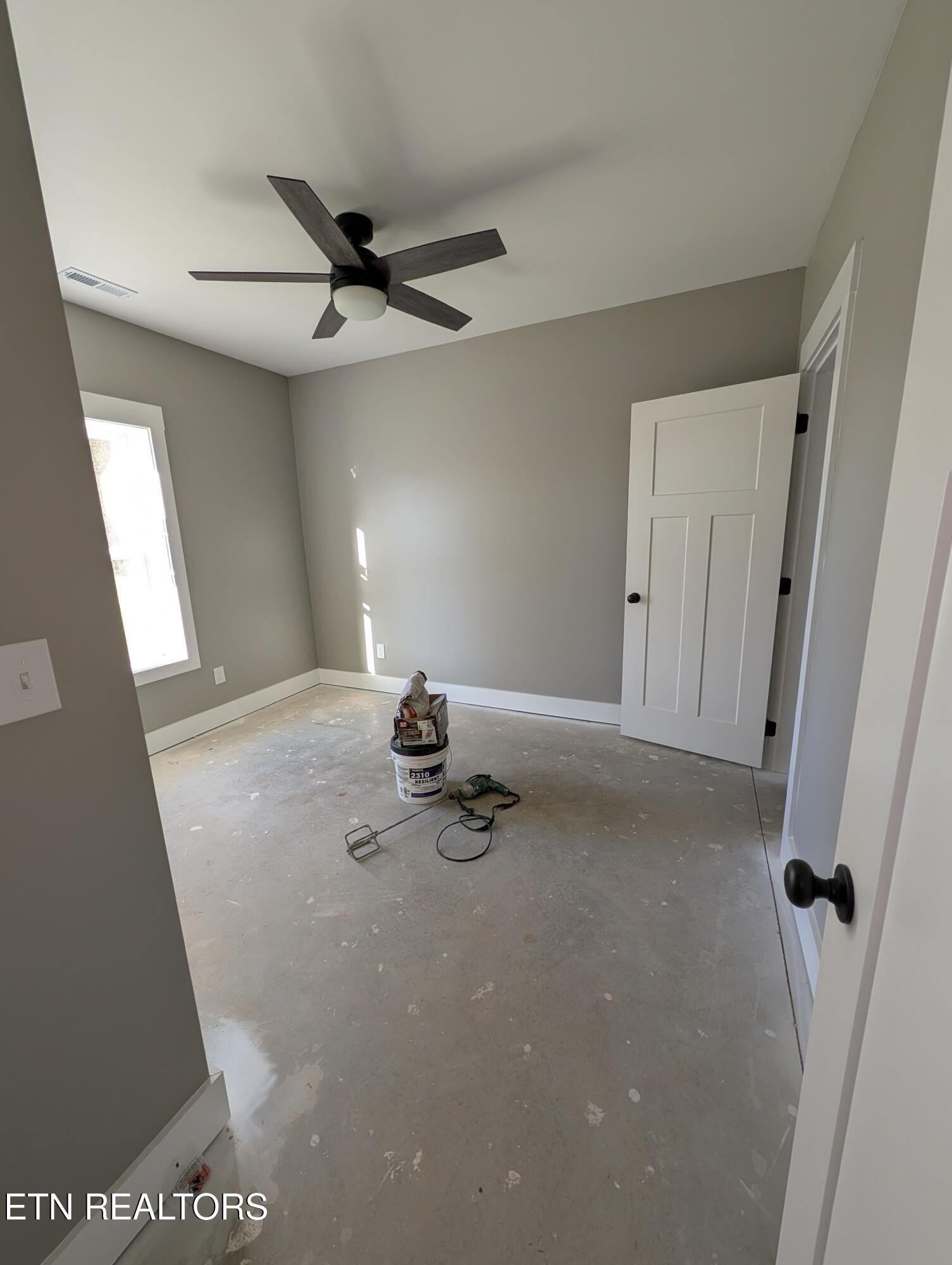 144 Abbott Road Lenoir City, TN 37771 - Photo 23 of 24 a view of a livingroom with a ceiling fan