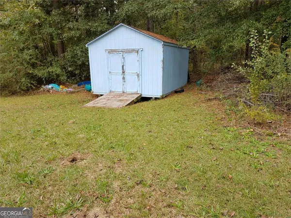 a view of backyard of house