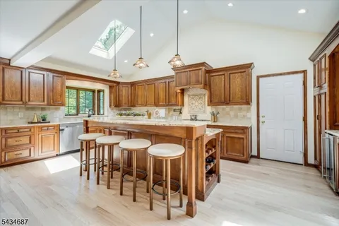 $864,999 | 48 Rainbow Trail, Mountain Lakes, NJ 07046