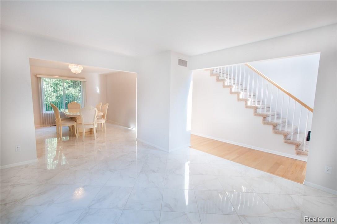 LongMeadowLn_2825_Living_01.jpg