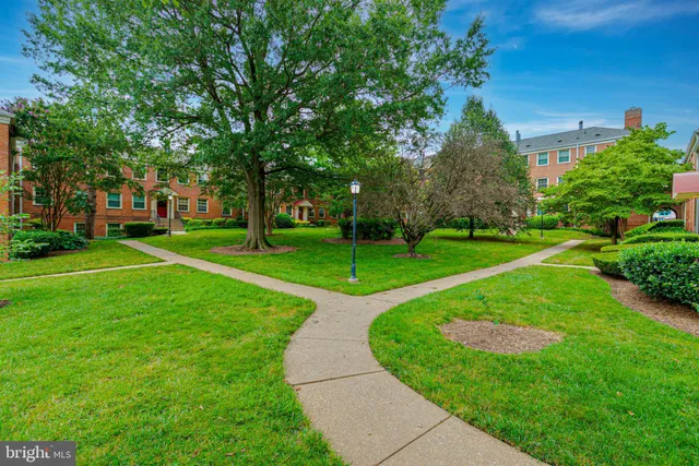 $365,000 | 2807 Arlington Boulevard, Unit 301, Arlington, VA 22201