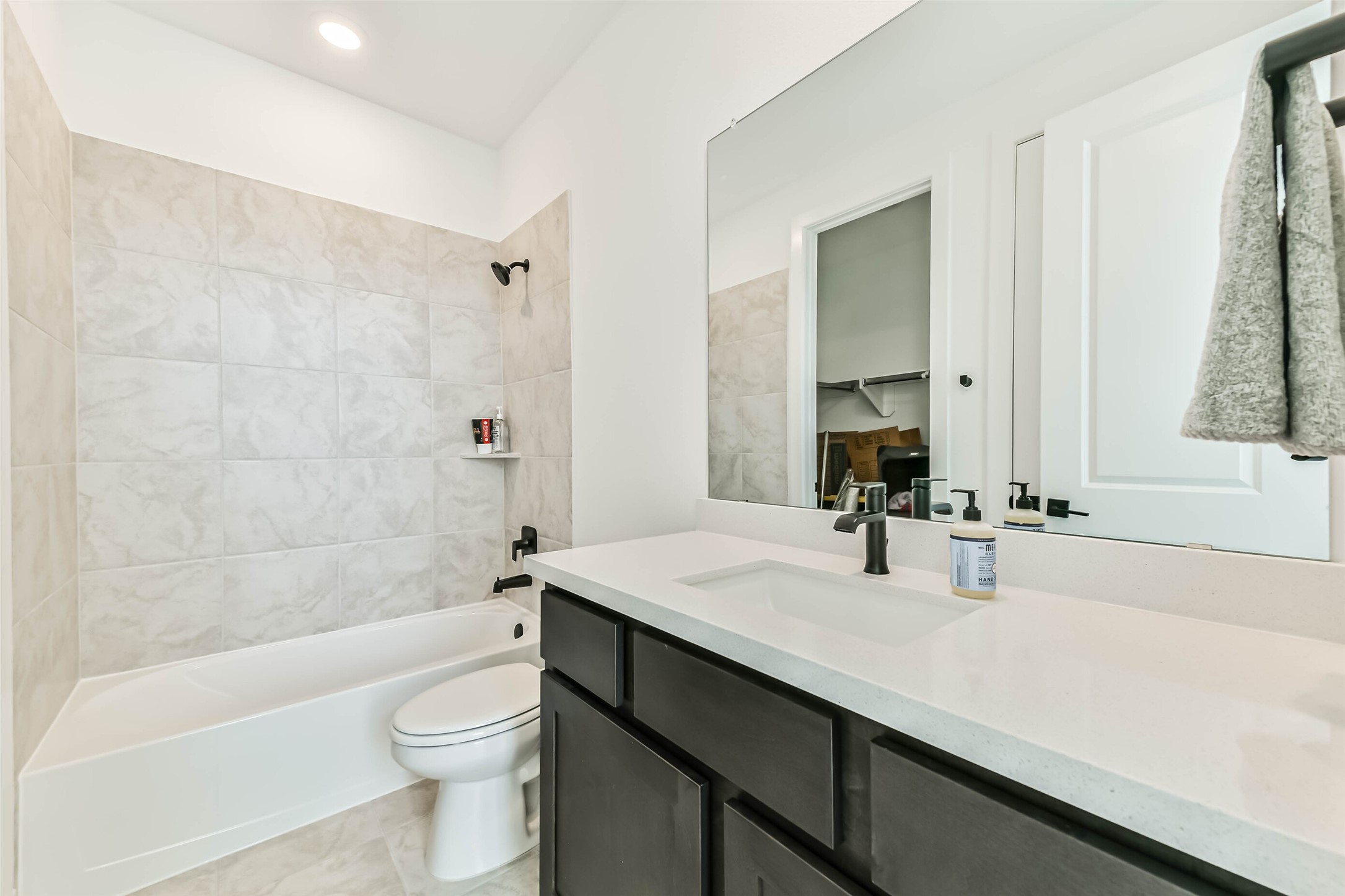 1612 Dayton Rdg Circle Friendswood, TX 77546 - Photo 18 of 50 Downstairs full bathroom attached to the bedroom