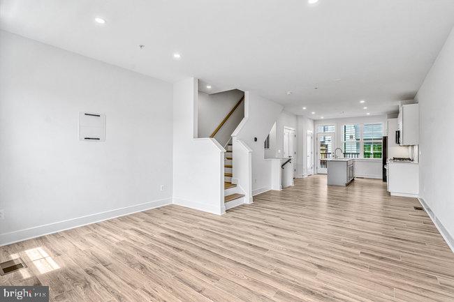 11236 Bunsen Street Reston, VA 20190 - Photo 22 of 61 Spacious, modern living area awaits you.