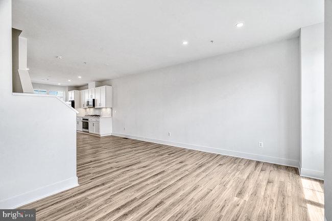 11236 Bunsen Street Reston, VA 20190 - Photo 23 of 61 Spacious, modern living area awaits you.