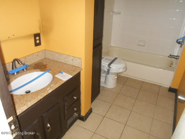 757 West Blue Lick Road Shepherdsville, KY 40165 - Photo 8 of 16 Full bathroom