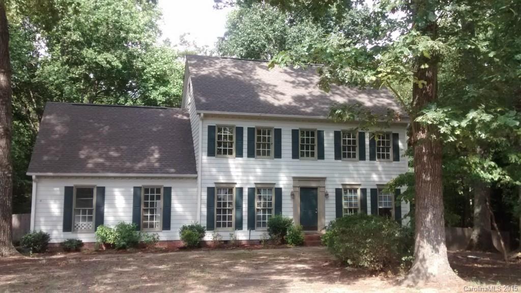 a front view of house with yard