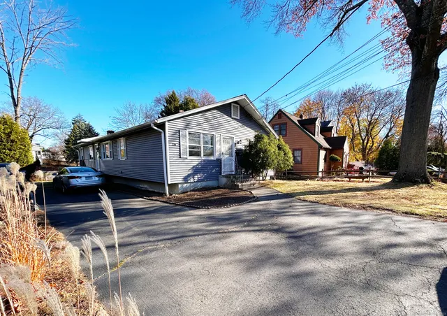 $1,900 | 231 York Road, Fairfield, CT 06825