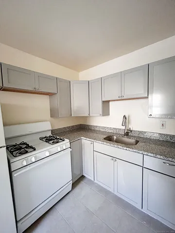 $1,900 | 231 York Road, Fairfield, CT 06825