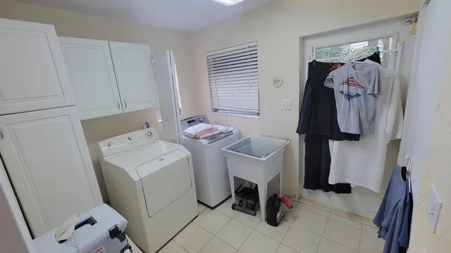 $319,900 | 842 Selkirk Street, West Palm Beach, FL 33405