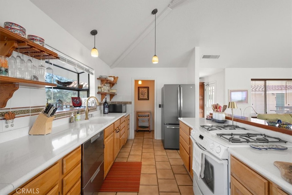 9750 Random Canyon Way Creston, CA 93432 - Photo 23 of 73 Kitchen/Pantry