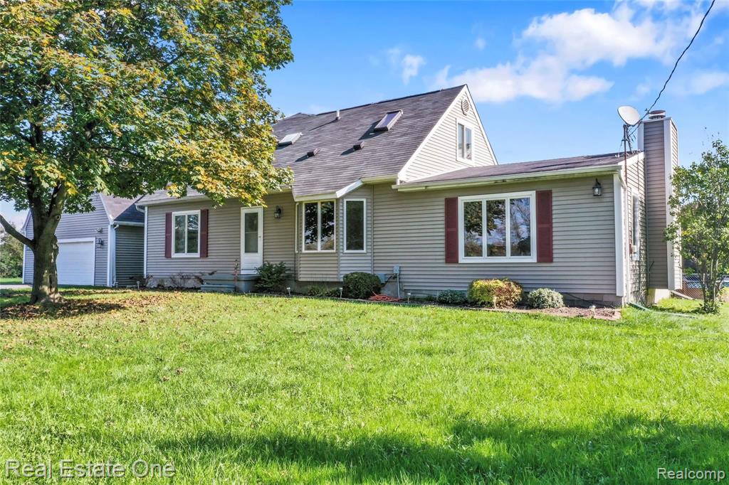 8120 Green Road Fenton, MI 48430 - Photo 4 of 46
