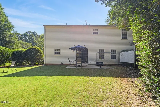 a view of a house with backyard and plants