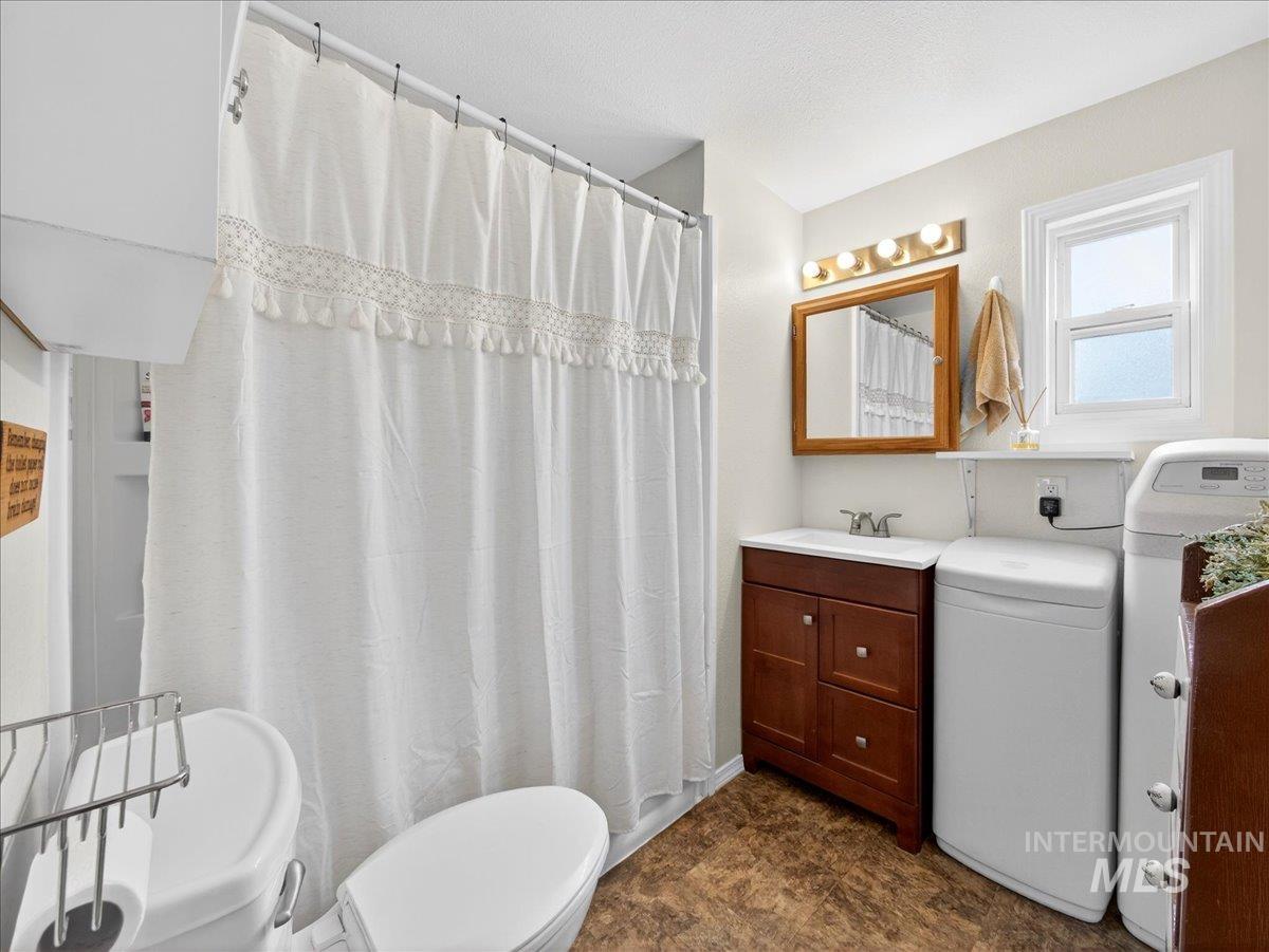 9228 Washoe Road Payette, ID 83661 - Photo 28 of 49 Full bath featuring vanity and curtained shower