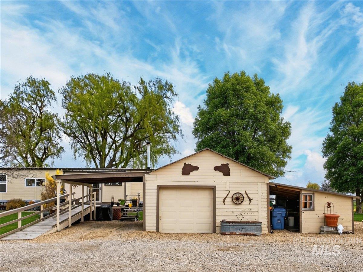 9228 Washoe Road Payette, ID 83661 - Photo 10 of 49 Garage with a garage