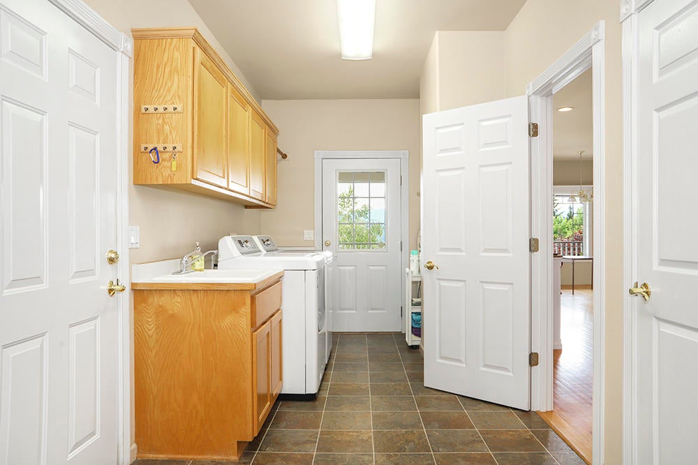 2315 Northeast Scoville Road Grants Pass, OR 97526 - Photo 22 of 53 Laundry off of Kitchen/Garage