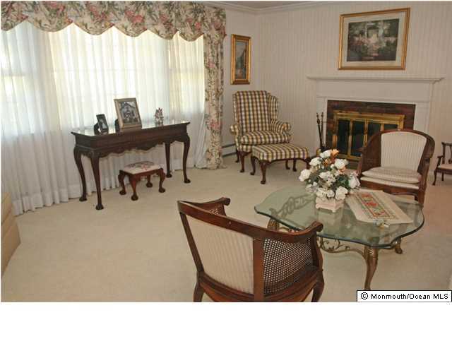 268 Pelican Road Middletown, NJ 07748 - Photo 7 of 21 a dining room with furniture and window