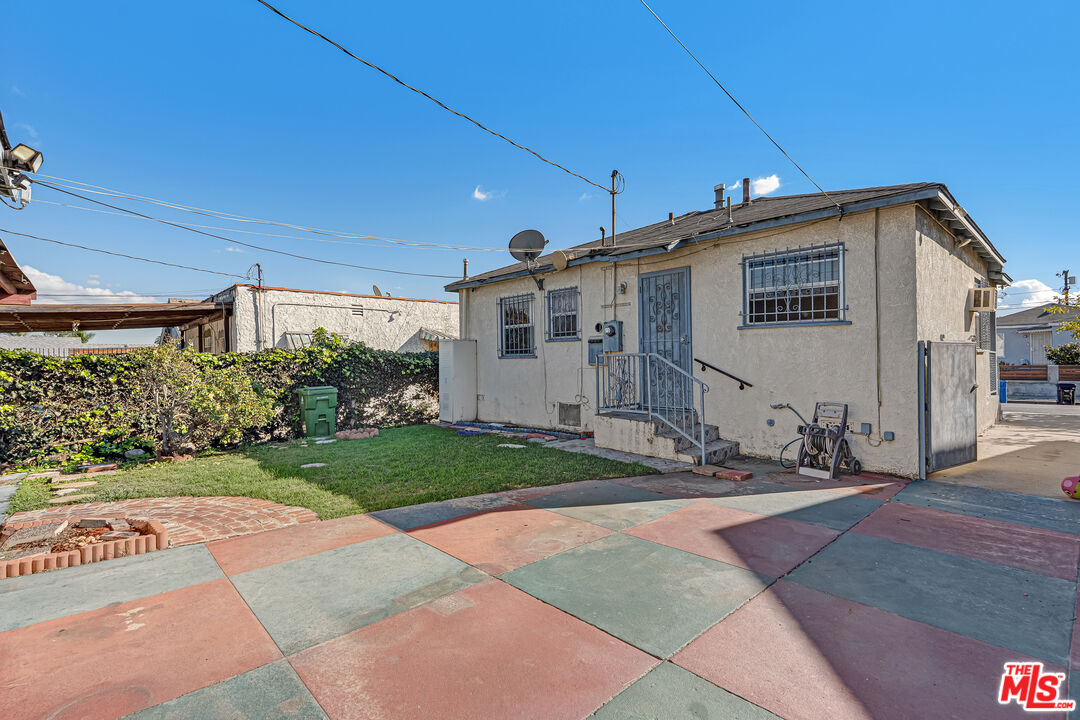 331 East 119th Street Los Angeles, CA 90061 - Photo 20 of 40 a front view of a house with a yard