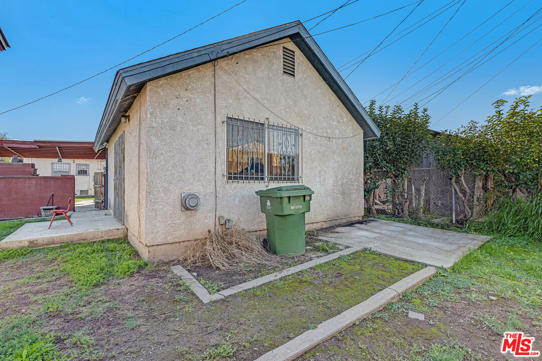 331 East 119th Street Los Angeles, CA 90061 - Photo 36 of 40 a front view of a house with garden