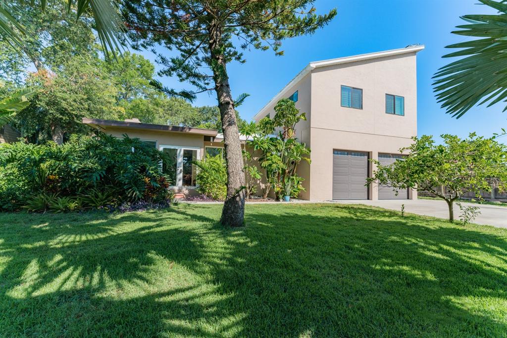 a view of house with a yard