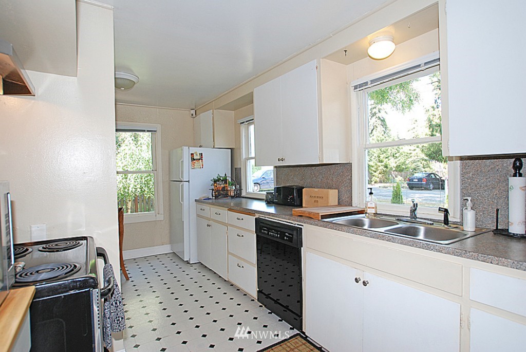 10607 Northeast 175th Street Bothell, WA 98011 - Photo 4 of 12 Gallery Image 4