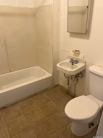 $750 | 627 East Leona Street, Uvalde, TX 78801