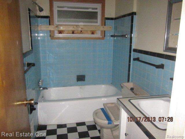 20051 Burt Road Detroit, MI 48219 - Photo 13 of 15 Bathroom