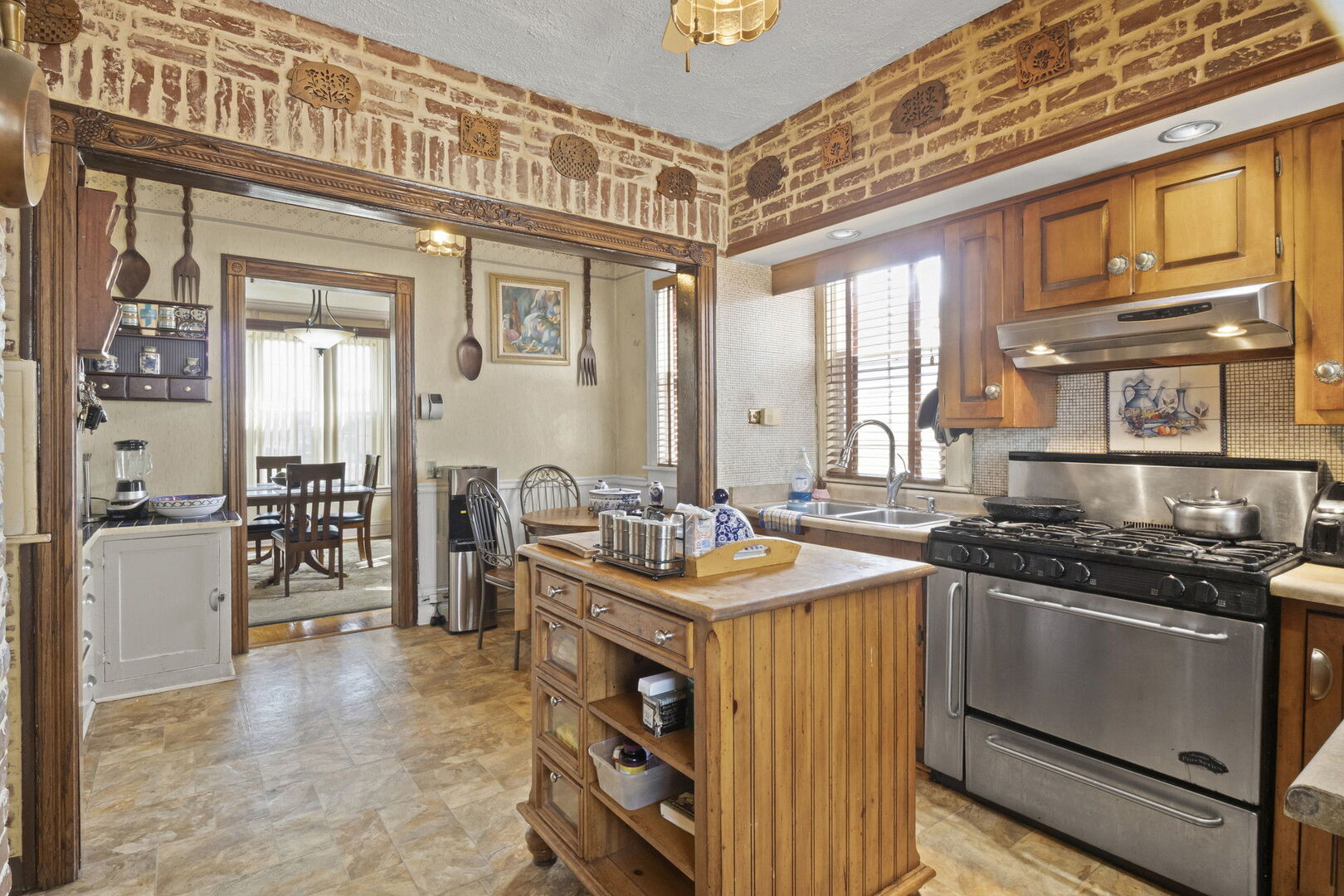 15 East 155th Street Harvey, IL 60426 - Photo 7 of 25 a kitchen that has a stove and a table
